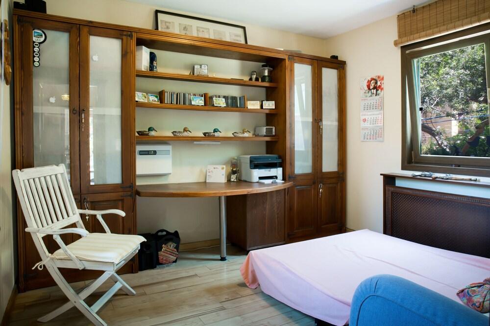 Important Group Villa Costa