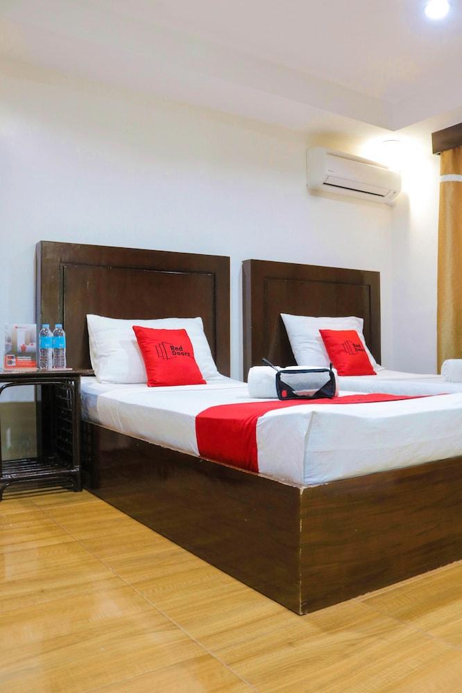 RedDoorz @ Junquera Extension Cebu