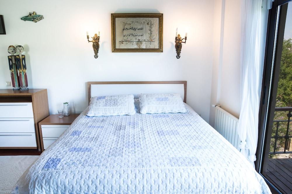 Important Group Villa Dream