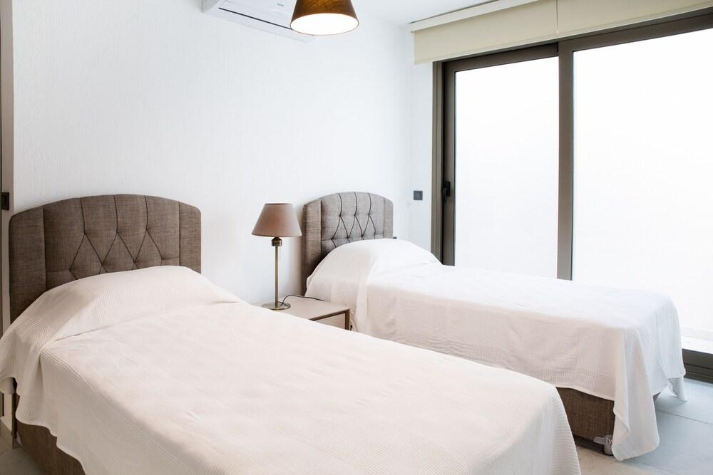 Important Group Villa Green