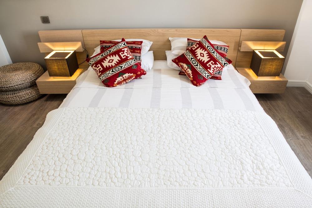 Important Group Villa Olivia