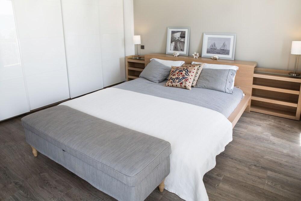 Important Group Villa Olivia