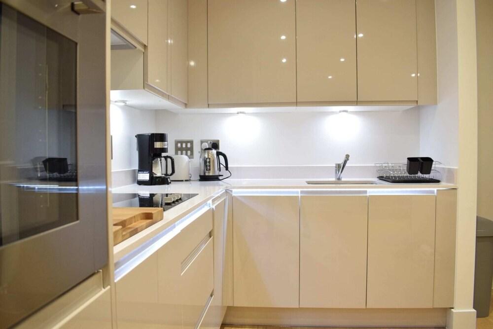 Bright 2 Bedroom Flat in Park Royal