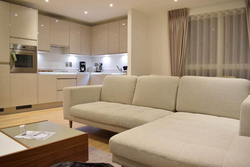Bright 2 Bedroom Flat in Park Royal