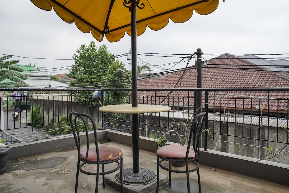 RedDoorz Plus near Dharmawangsa Square 2