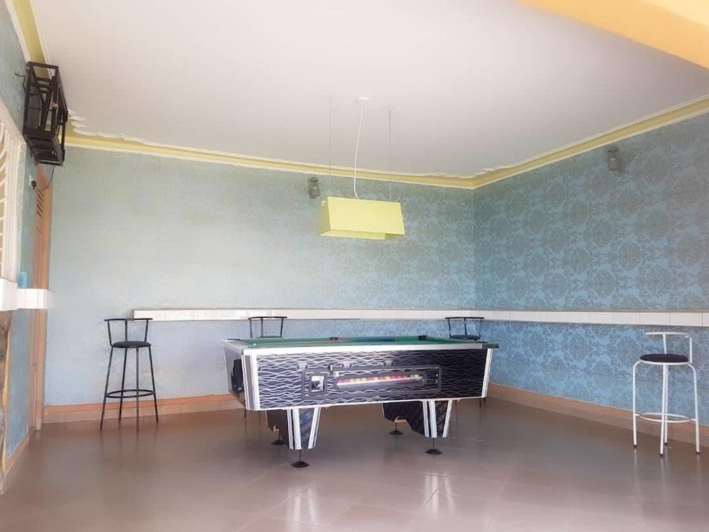 Happy Wallet Gardens Hotel