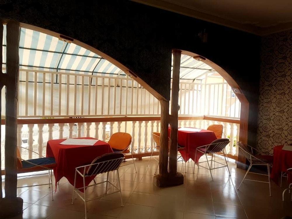 Happy Wallet Gardens Hotel