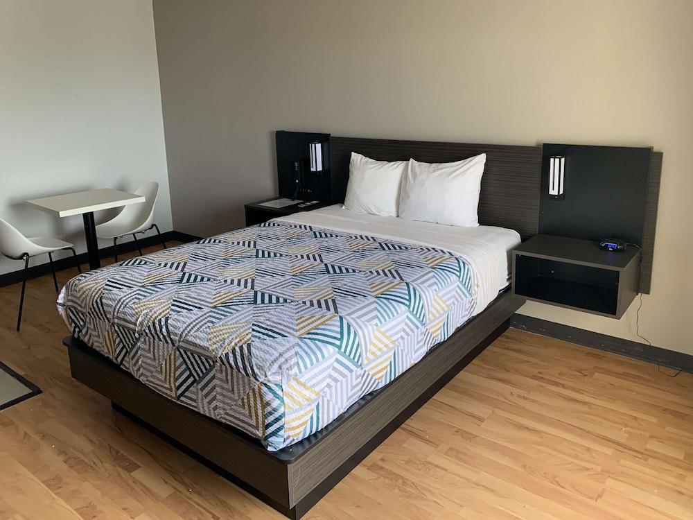 Studio 6 Lincoln, NE - Airport