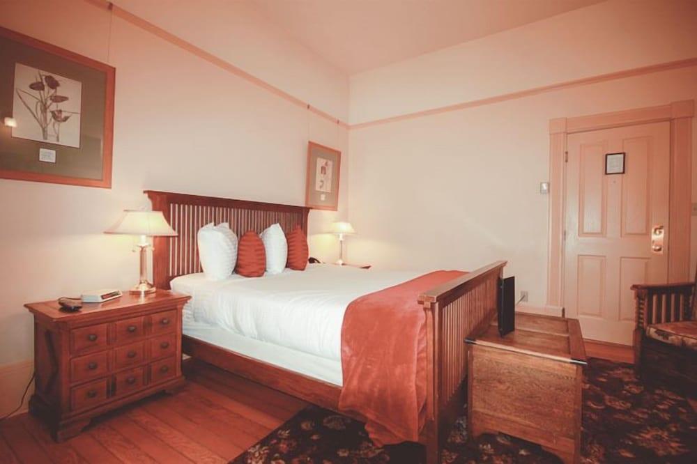 Spinnakers Brewpub & Guesthouses