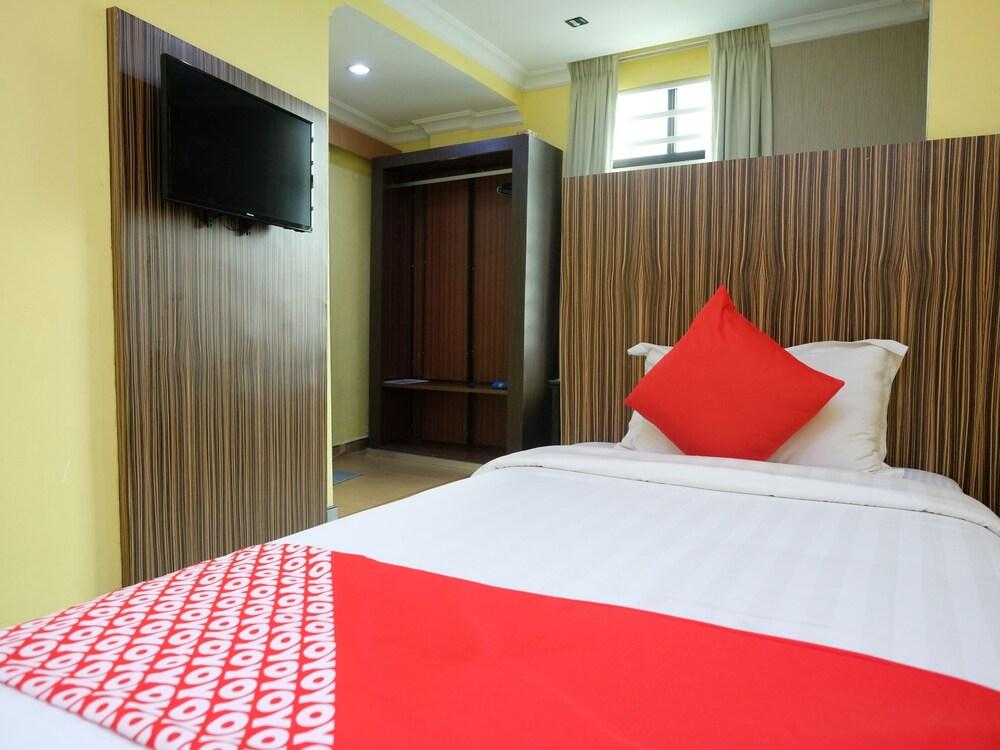 OYO 653 Green World Hotel