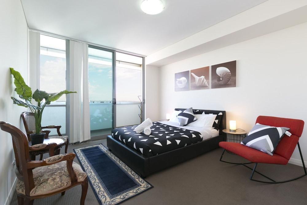 Penthouse near Airport & CBD