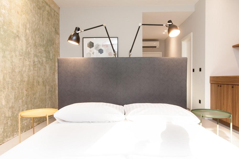 Rooms and Apartments Glossy