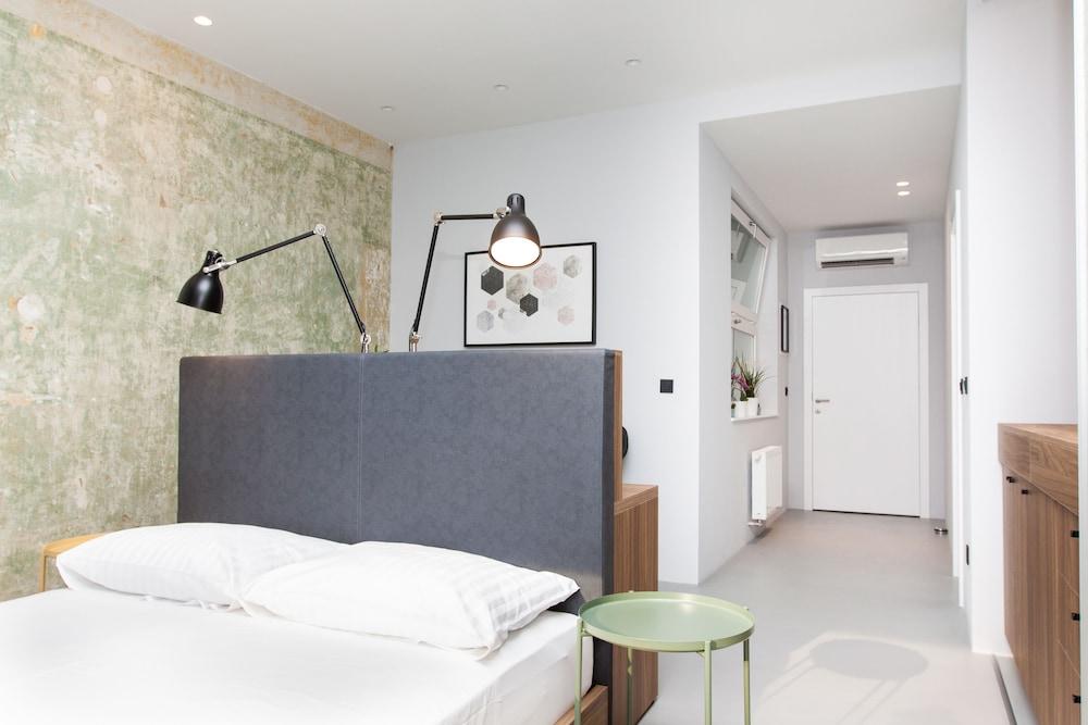 Rooms and Apartments Glossy