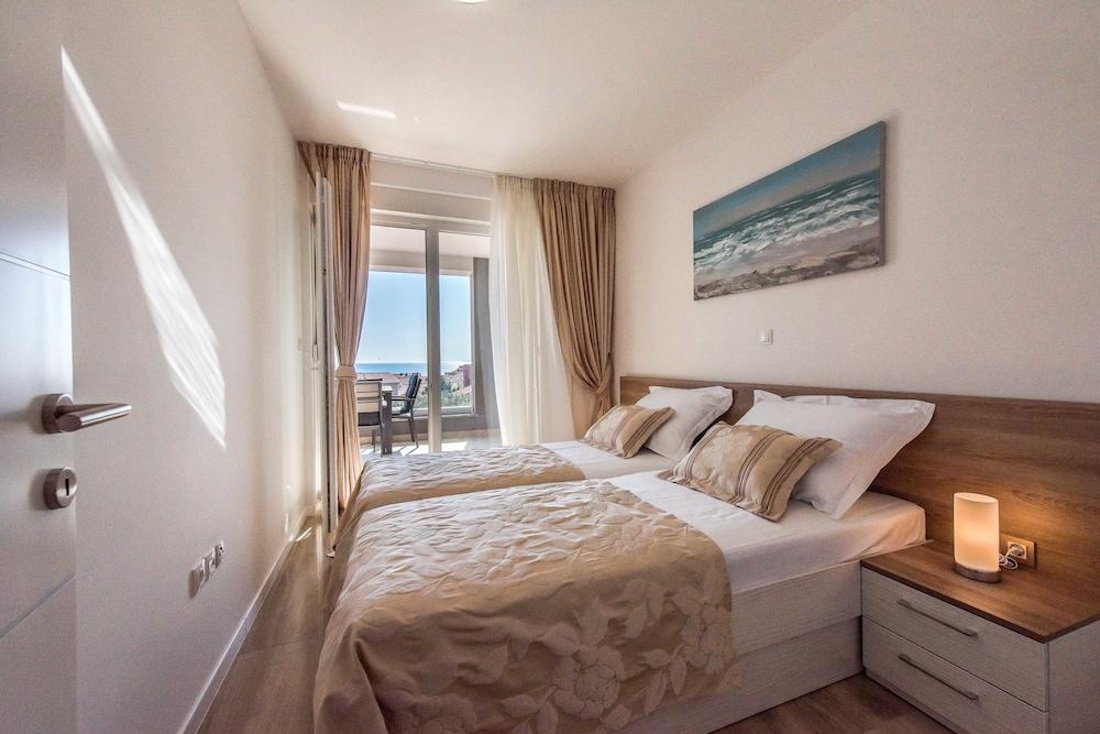 Apartments with Pool Villa Zora