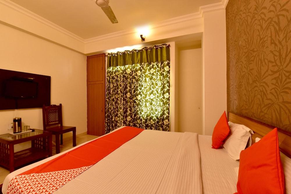 OYO 22915 C M Regency