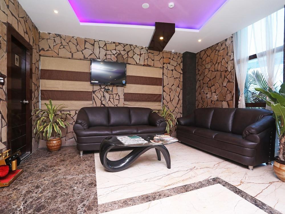 OYO 25124 The Dolphin Palace