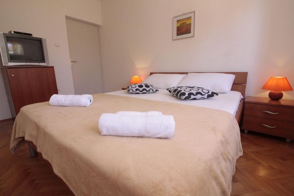 Studios & Rooms Fiesta