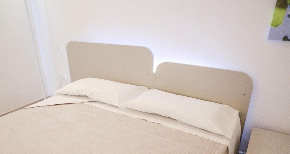 Ailanthus Holiday Suites