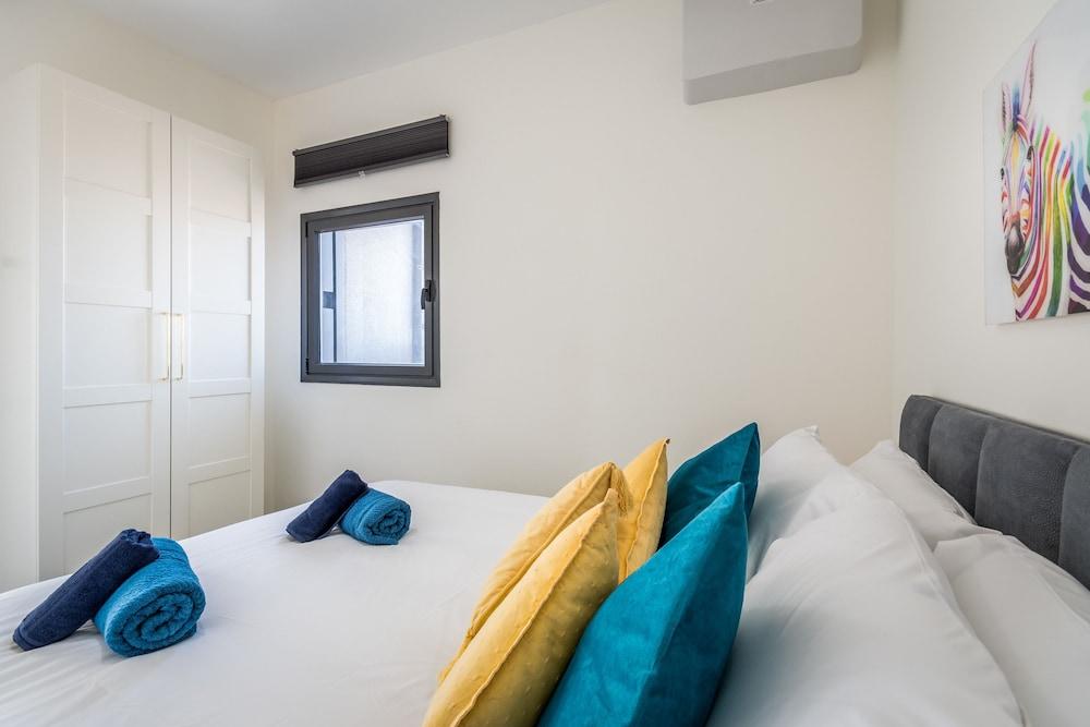 Fantastic View Top location Parking