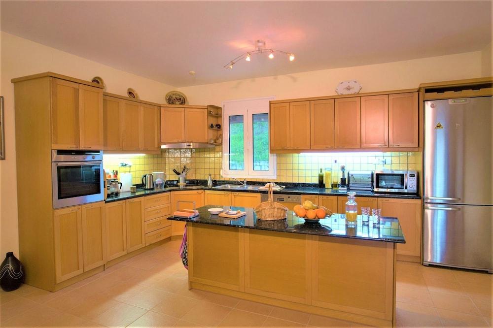 disCrete Villa Maroulas