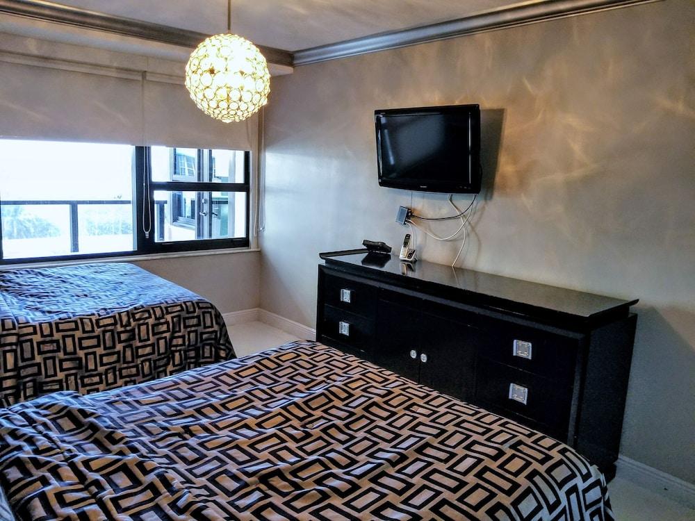 Alexander 604 3 Bedroom Apts by RedAwning