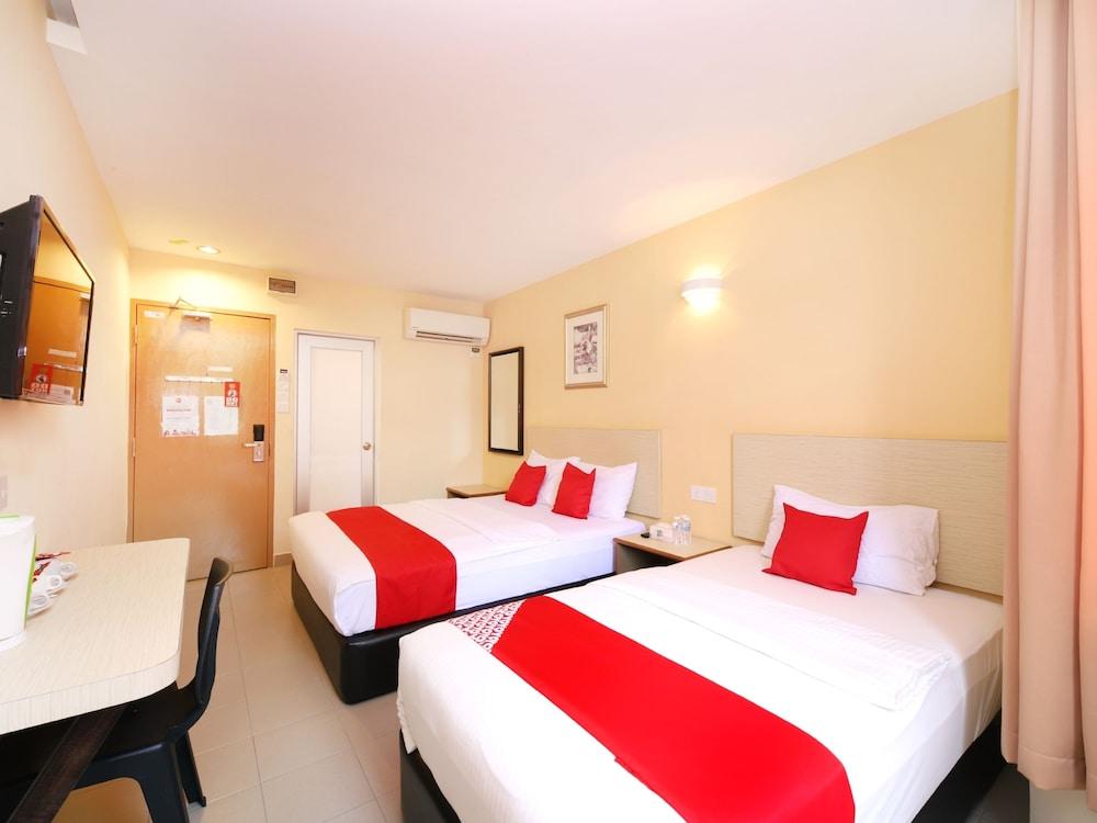 Super OYO 635 Seven Days Hotel