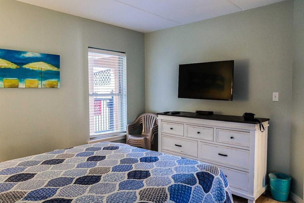 Beachview 103 Minium 2 Bedroom Condo by RedAwning