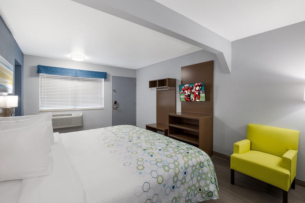 HomeTowne Studios by Red Roof Orange, TX