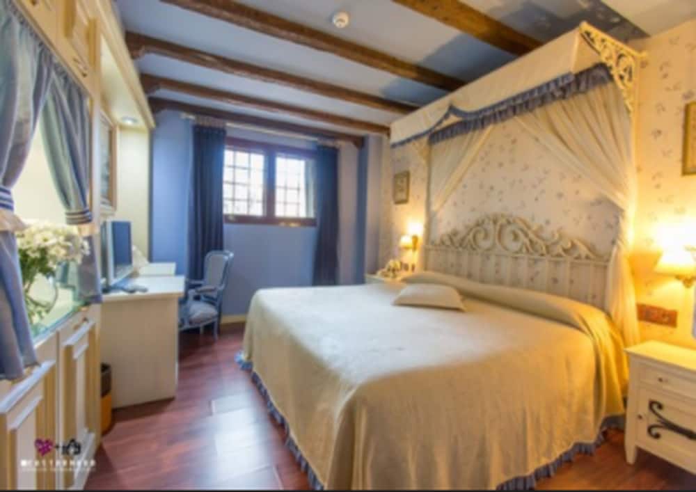 Masía de Lacy Hotel