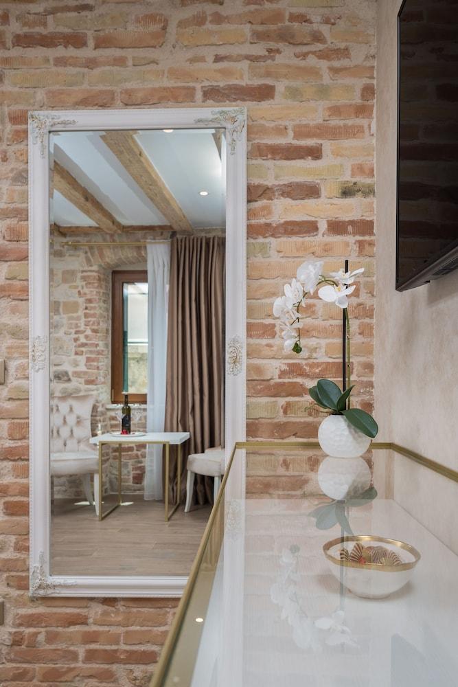 Le Premier Luxury Rooms