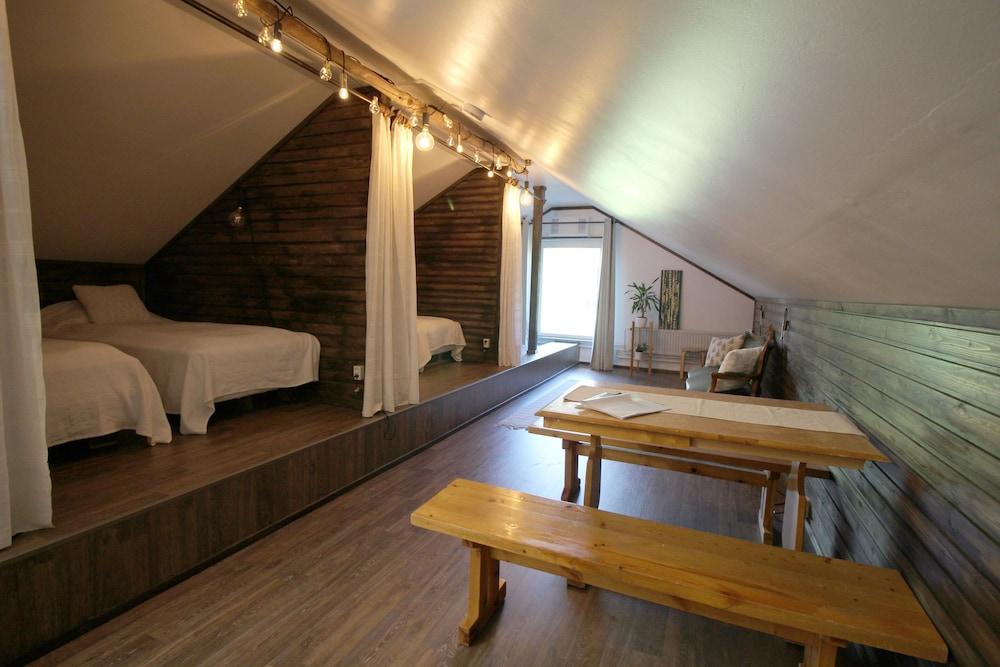 LAURI Historical Log House Manor