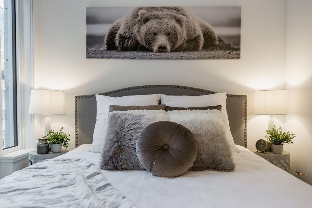 QuickStay - Classy & Rustic Downtown Condo