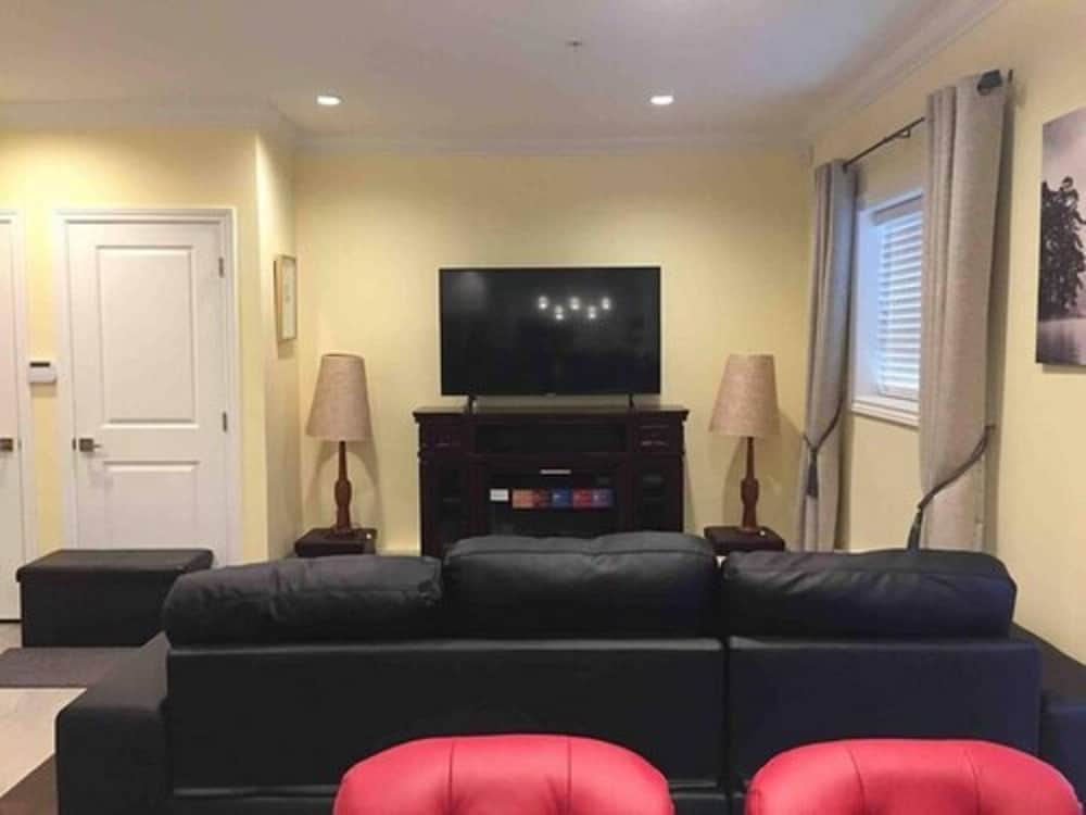 Arbutus Rose House by Elevate Rooms