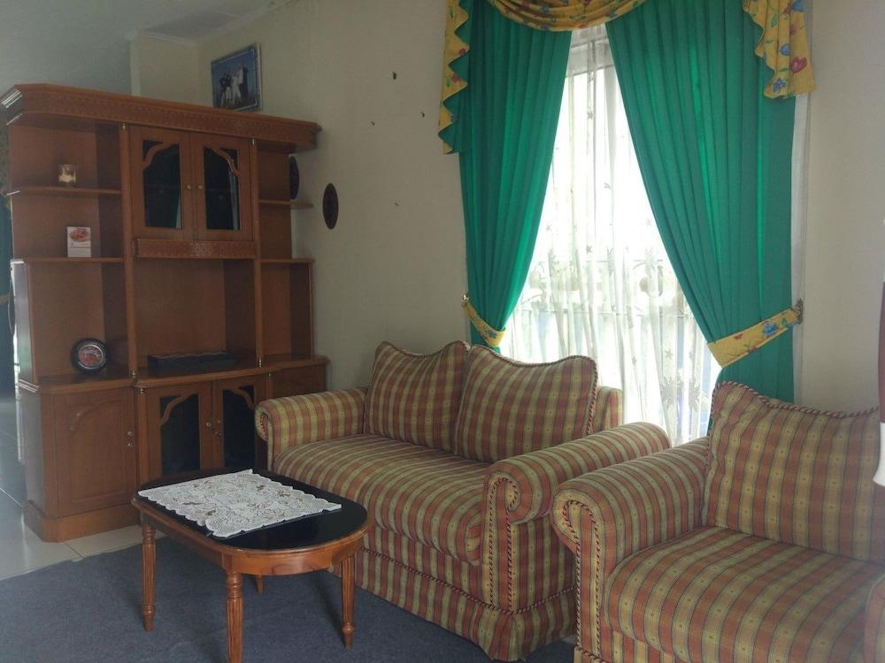 Villa Abdi Cipanas with Swimming Pool