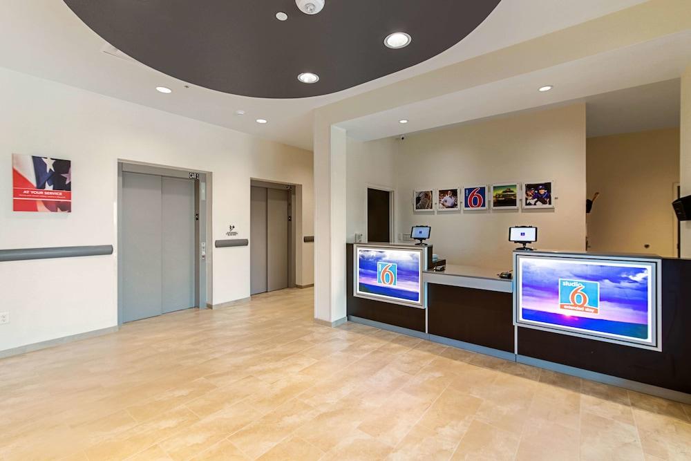 Studio 6 Austin, TX - Airport