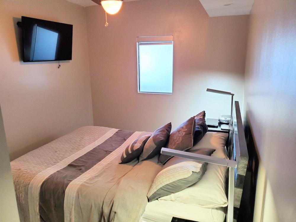 Alexander 718 3 Bedroom Apts by RedAwning