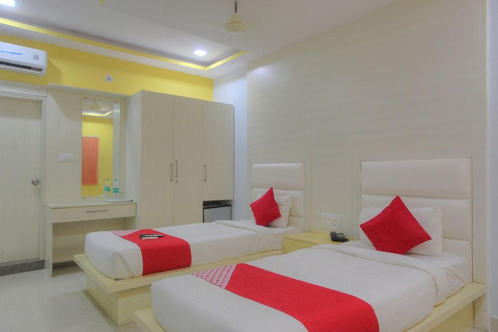 OYO 15965 Hotel Nandi Gateway