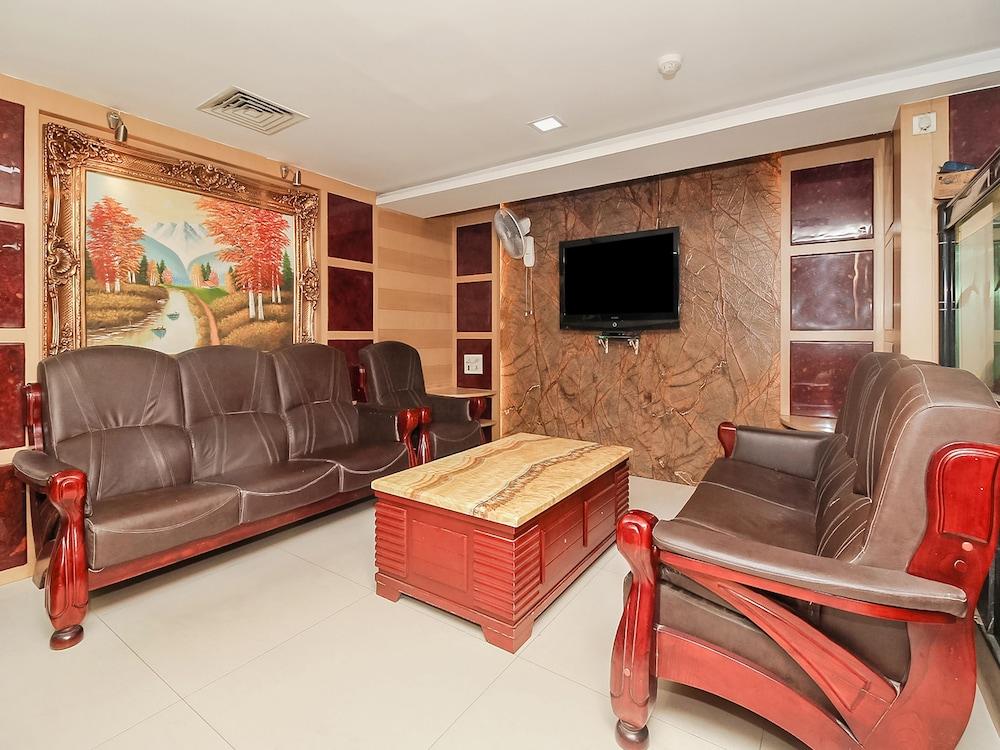 OYO 740 Hotel Suravi