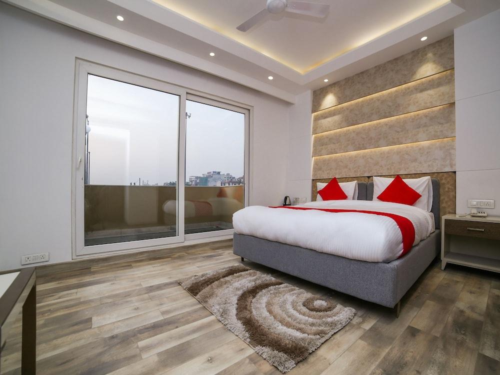 OYO 23088 Hotel Dev Palace