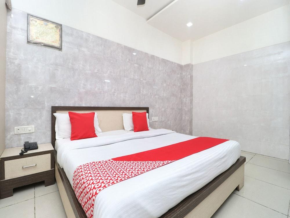 OYO 23357 Raj Tirath Niwas