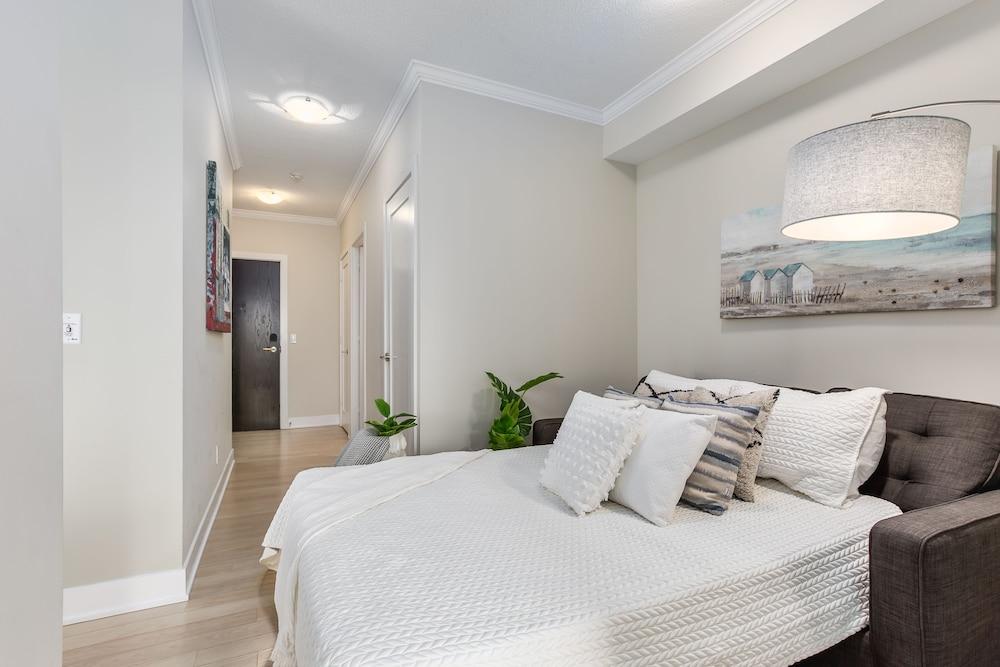 QuickStay - Modern 2-Bedroom Condo, Panoramic City Views