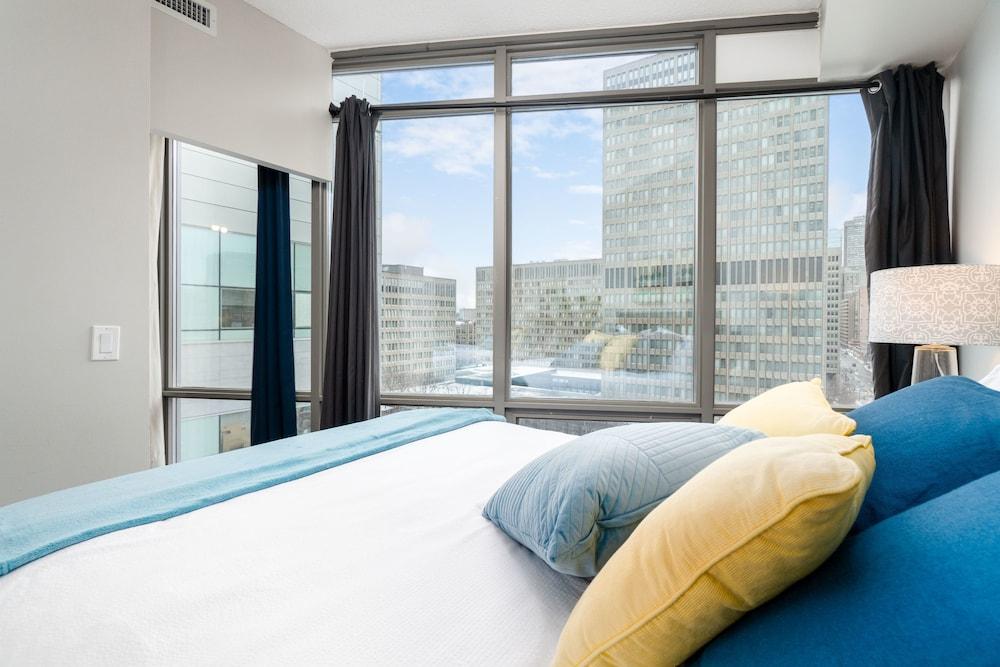 QuickStay - Luxurious 2-Bedroom Condo, Downtown Core