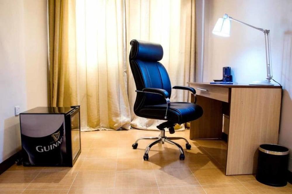 Chesterfield Hotel & Suites