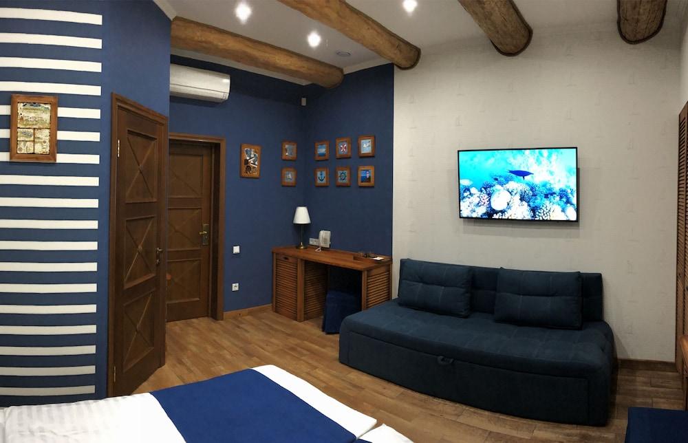 Lucky Ship Art Hotel