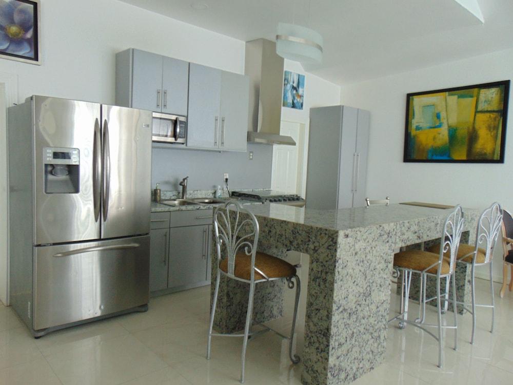 Modern Townhome Prime Location