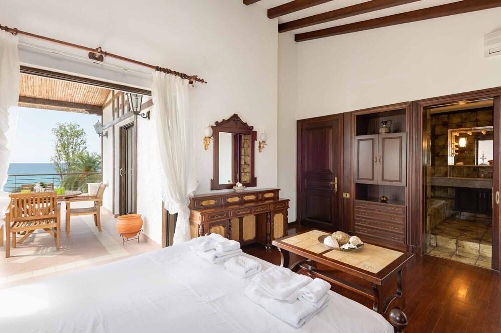 Malt Beachfront Villa Mola Kalyva