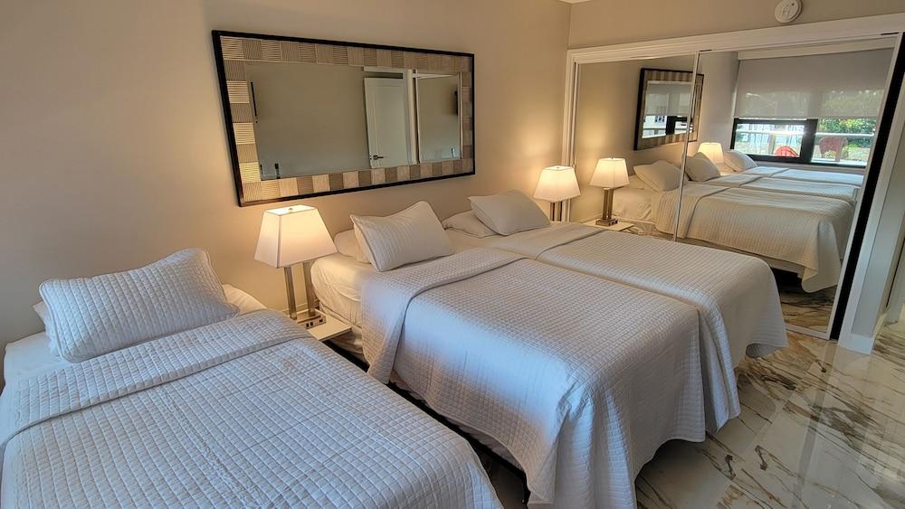 Alexander 521 3 Bedroom Apts by RedAwning