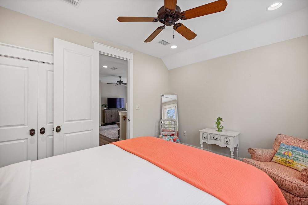 2465 Bungalo 4 Bedroom Home by RedAwning