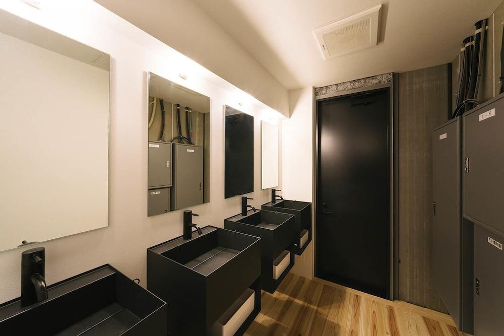 MANGA ART HOTEL, TOKYO - Hostel