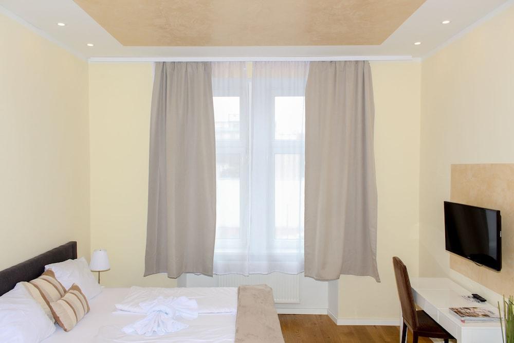 Christiano Apartments